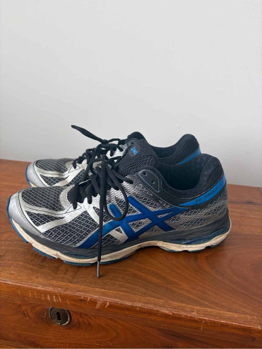 Men’s Size 10 ASICS Men's Gel-Cumulus 17 running shoe in a grey, electric blue,